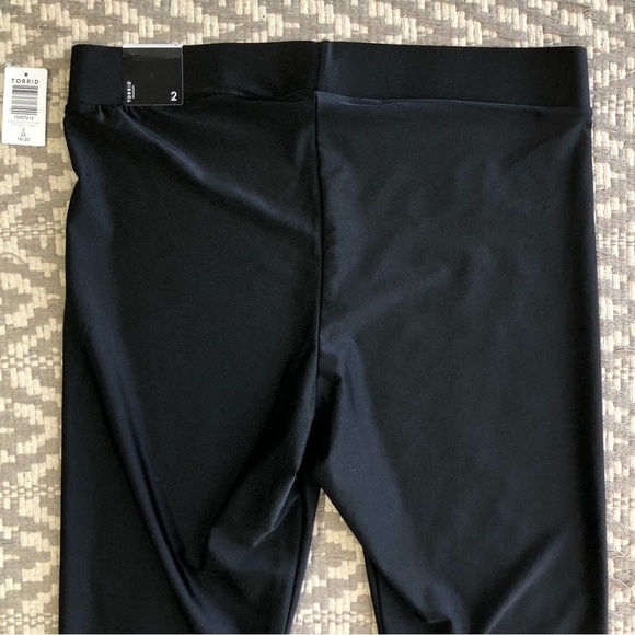 Torrid liquid black crop legging cutout side detail size 2 - Picture 9 of 11